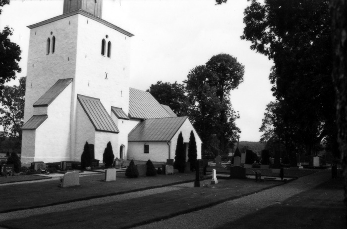 Hallaröds kyrka och kyrkogård.