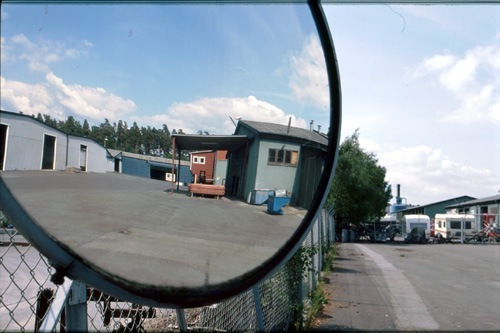 LB-hus, ute på brädgården, spegelbild. 2000-05-23