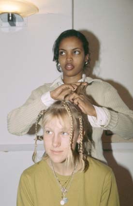 Afrikadagen, hårflätning och hennamålning.