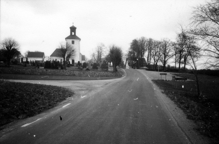 Landsvägen förbi Harlösa kyrka.