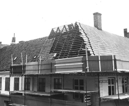 Omläggning av taket V. Storgatan 41, aug. 1973.