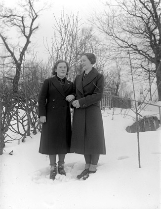 Inga Lund och Sonja Jönsson ute Arkelstorp.