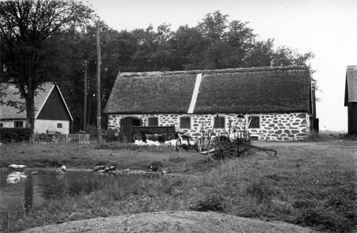 Carlsfälts gård från  1700-1800-tal. Ägare 1952...