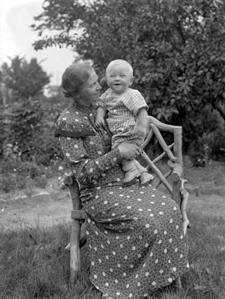 Betty Jönsson med son, Balsby. 