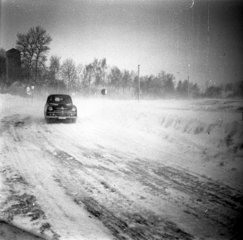 Snöplogen och några bilder vid hus vintern 1956
