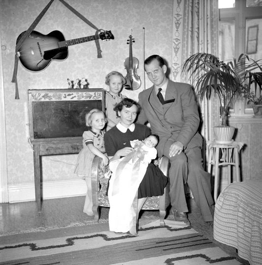 Wiwi & Hjalmar med familj 1954.