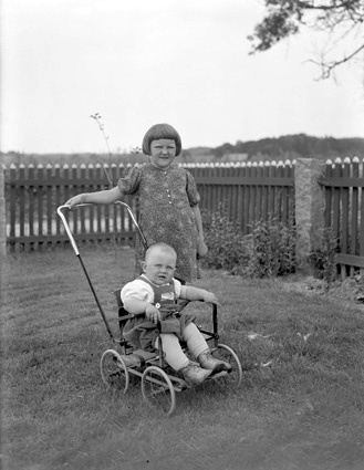 Klas och Nanny Olssons barn Gudrun och Göran, V...