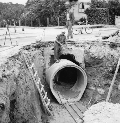Avloppsledningsarbete i Bromölla 1960.