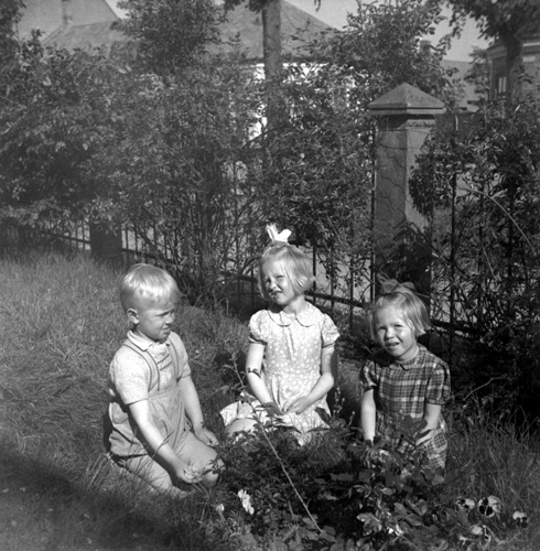 Maggie & Åke i trädgården.