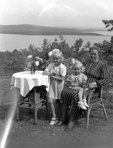 Matilda Persson o Kvists barn Yvonne och Lena, ...