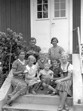 Alfred Nilsson Ek Arkelstorp familjen på trappan.