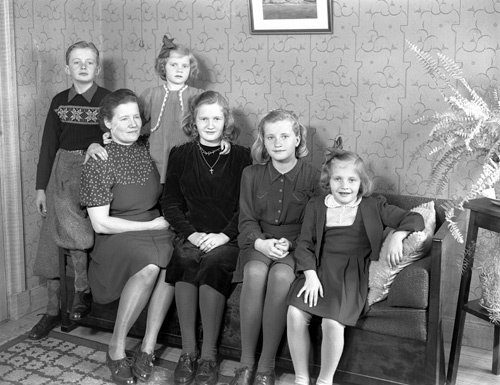 Anna Svenssons familjen tvär Vånga.