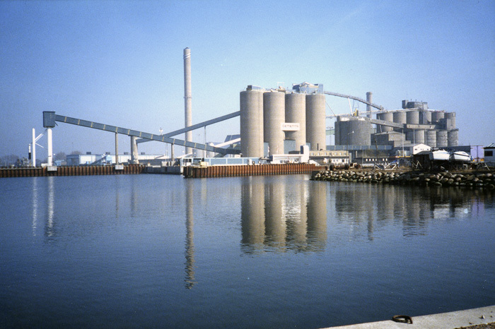 Fabriksbyggnad. Limhamns hamn.