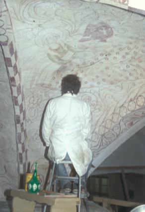Kalkmålningar i långhusets västligaste travé.
