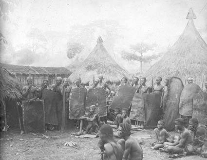 Beväpnade infödningar i Sydkamerun.