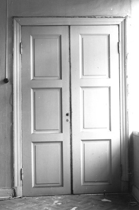 Dörrar 2: dra våningen N Kaserngatan 2.