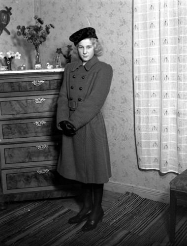 Karin Andersson med hatt och kappa Romelia.