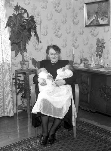 Fru Helga Månsson med barnbarnen Alice Månsson ...