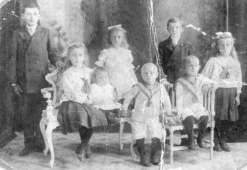 Brukshusen. Familjen Weise. Foto omkring 1914. ...