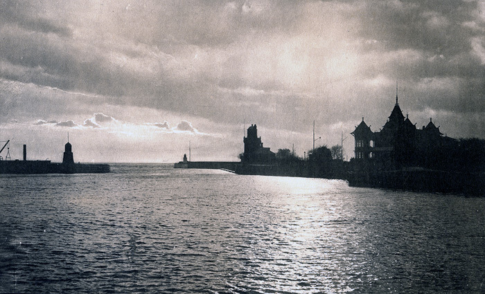 Helsingborg. Hamnen i månsken.