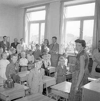 Skolavslutning i Alvikenskolan 1953 06 13 med l...