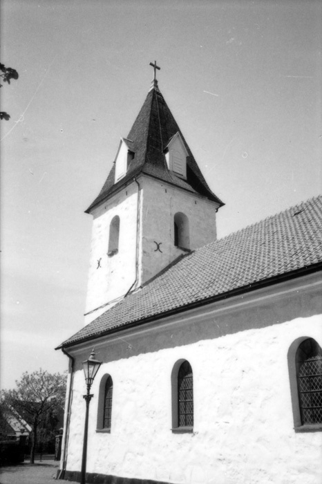 Vikens kyrka från 1825. Efter tjärning av tornt...