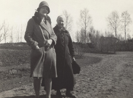 Ingegerd Queckfeldt och hennes faster vid Lunna...