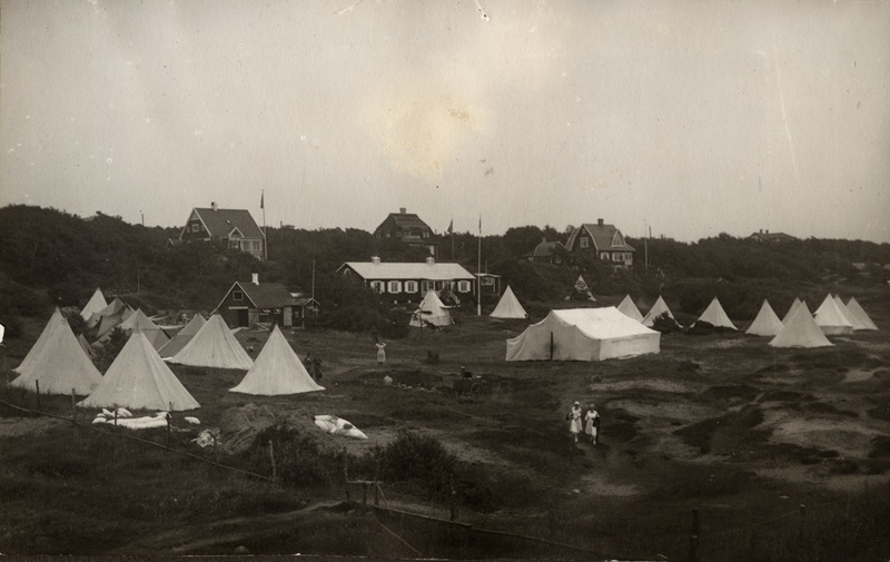 Militärläger med tält och fältkök. I bakgrunden...