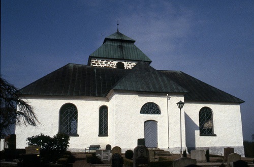Färingtofta kyrka före takomläggning mot väster