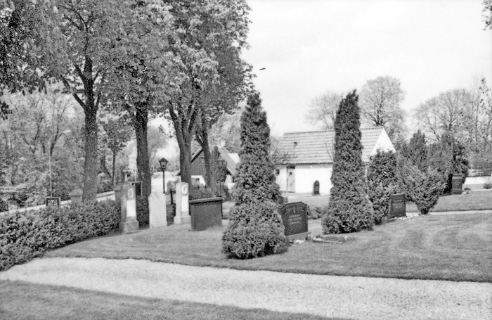 Västra Ingelstads kyrkogård. I bakgrunden kombi...