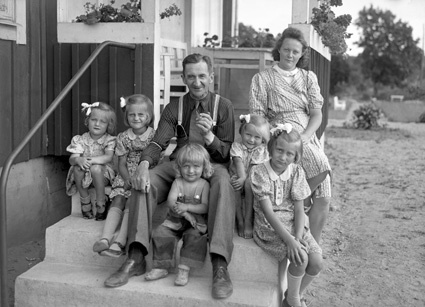 Handl. Carlssons familj på trappan Mjönäs.
