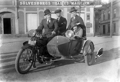 Motorcykel med sidovagn framför Sölvesborgs Klä...