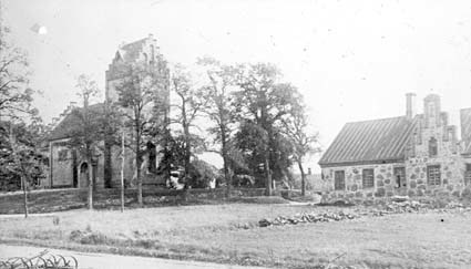 Sinclairsholm med Gumlösa kyrka.