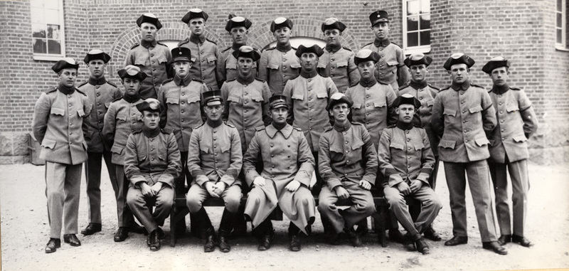Gruppfoto av befäl och soldater på I 6 kaserngård.