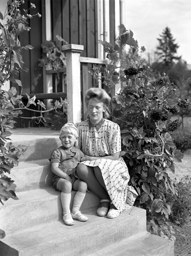 Anton Perssons fru Lilly med sonen Kenneth, Vånga.
