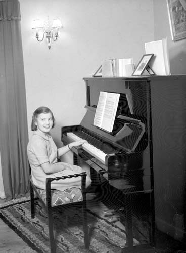 Ann-Marie Nilsson v. piano Vånga Mölla.