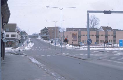 Storgatan i Örkelljunga från norr. Febr. 1987.
