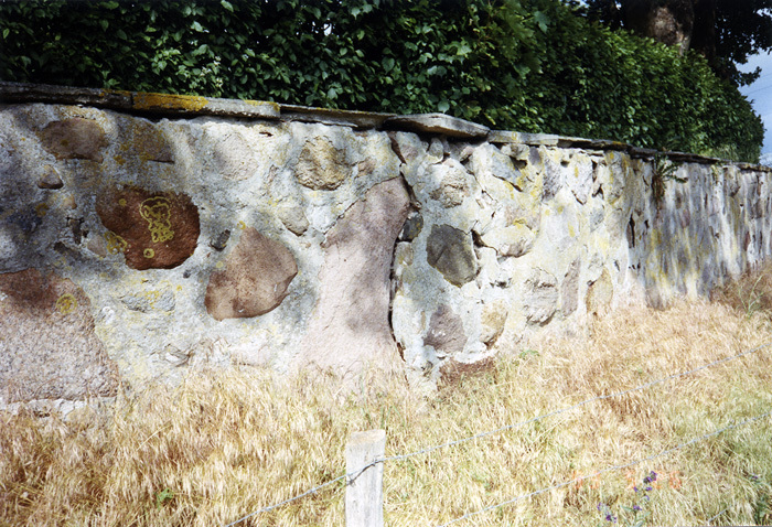 Kyrkogårdsmuren vid Högs kyrka.