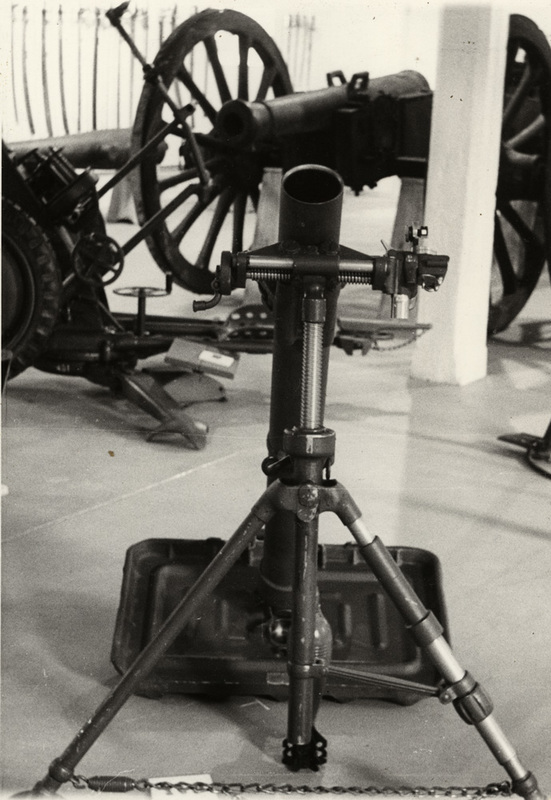 8 cm granatkastare m/29. I bakgrunden en kanon.