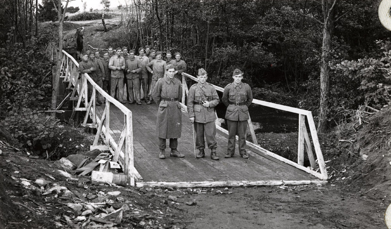 Befäl och soldater på nybyggd bro över vattendr...
