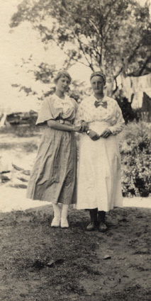 Amelie och hennes vänner i Skelderviken 1917. L...