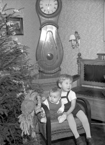 Mauritz Månsson 2 barn v. julgran Svenarp.