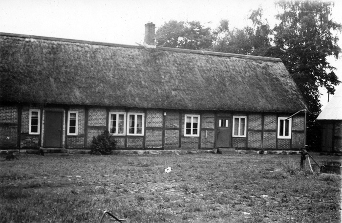 Bondgård byggd år 1860. Ägare 1952 var Måns Jön...