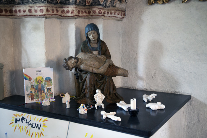 Träskulptur föreställande Maria och Jesus i Köp...