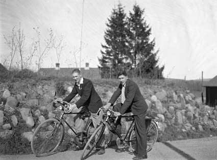 2 personer på cykel Värestorp vid Bostället Ark...