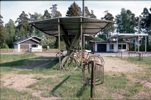 Cykelställ vid tågstationen. 2000-05