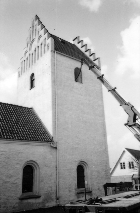 Gödelövs kyrka, kyrkklockan från 1500-talet ned...
