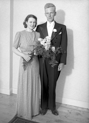 Karl Svensson och fru helfigur Gårrö.