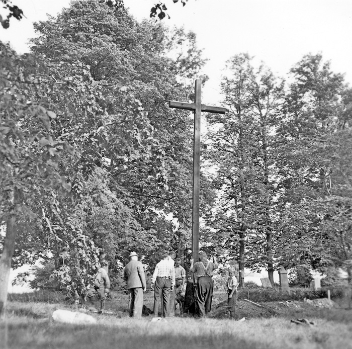 Resning av kors, Västra Strö gamla kyrkogård.