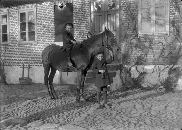 Jöns Andersson, Brunnby med häst och barn.